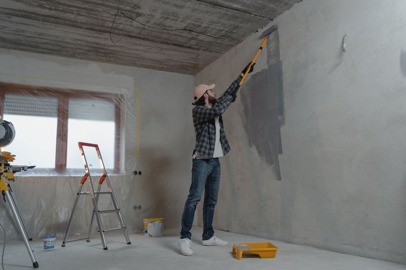 Maler streicht eine Wand