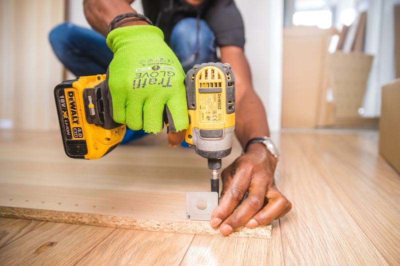 Schreiner bohrt in Holz